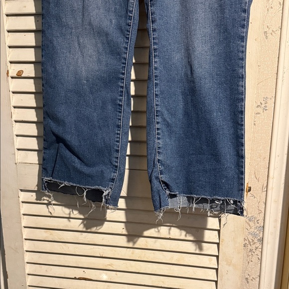 Time and Tru Mid-Wash Cropped Jeans - Picture 2 of 6